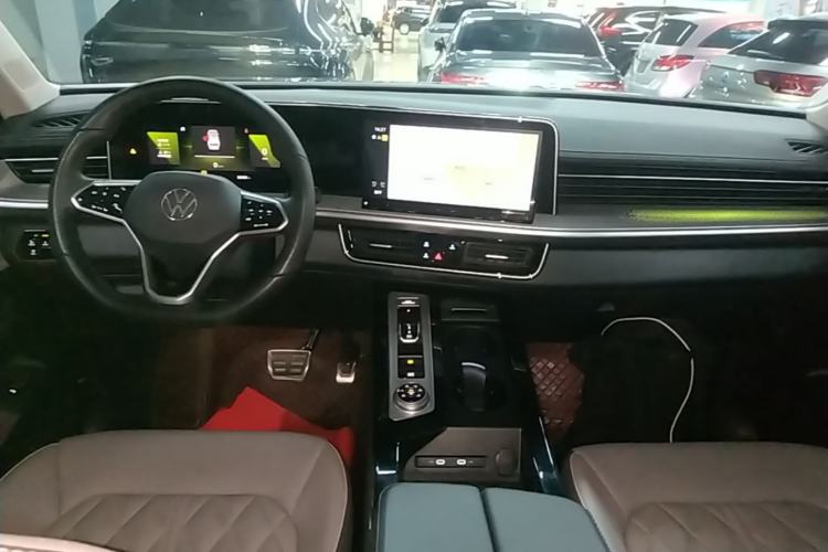 Used Volkswagen Tavendor 2024 380TSI All-Wheel Drive R-Line Cruise Edition Center Console