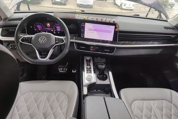 Used Volkswagen Tavendor 2024 380TSI All-Wheel Drive R-Line Cruise Edition Center Console