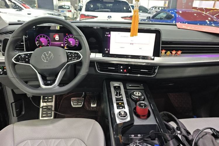 Used Volkswagen Tavendor 2024 380TSI All-Wheel-Drive R-Line Cruise Premium Edition Center Console