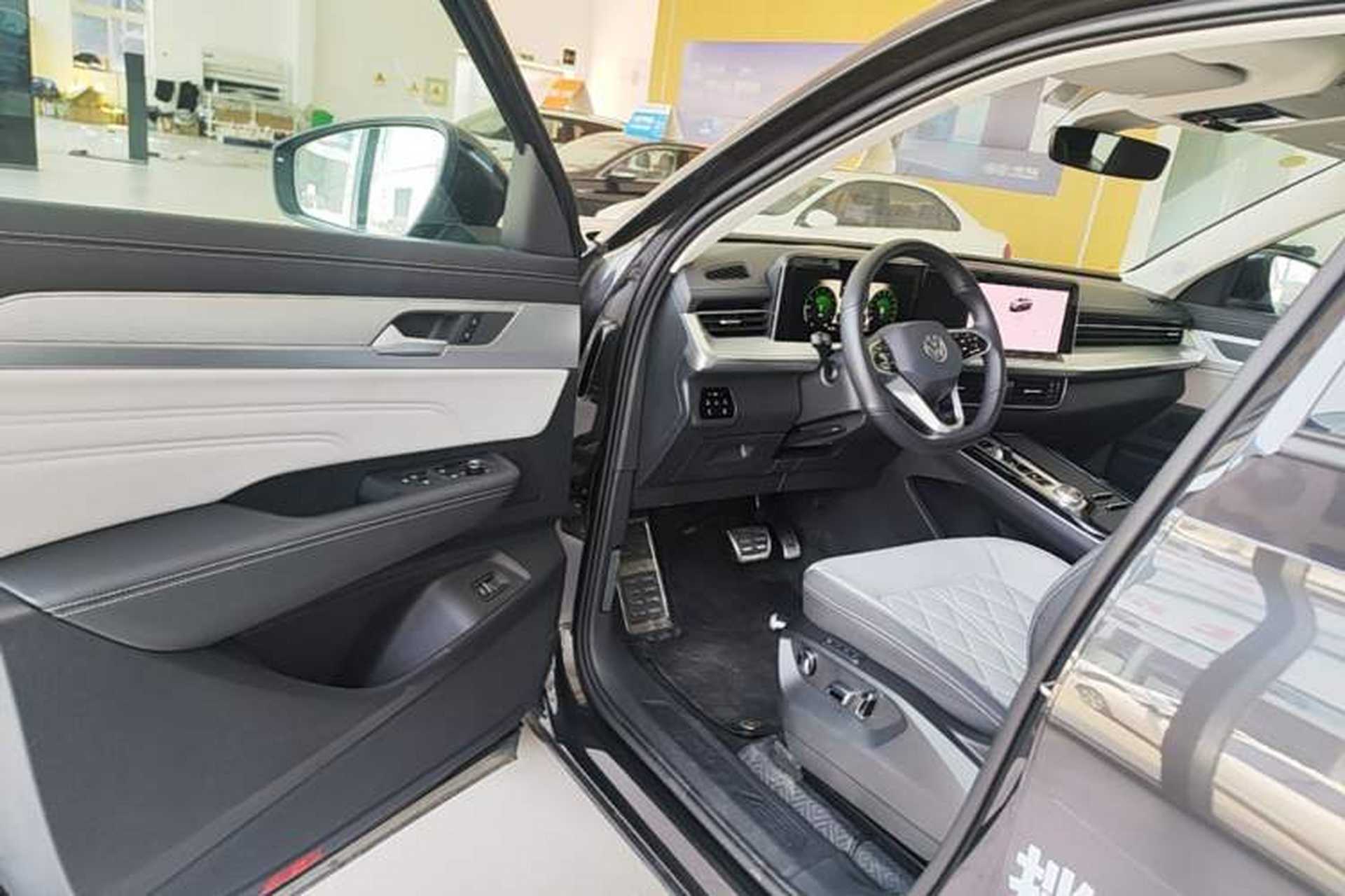 Used Volkswagen Tavendor 2024 380TSI All-Wheel-Drive R-Line Cruise Premium Edition Driver Seat