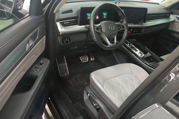 Used Volkswagen Tavendor 2024 380TSI All-Wheel Drive R-Line Cruise Edition Driver Seat