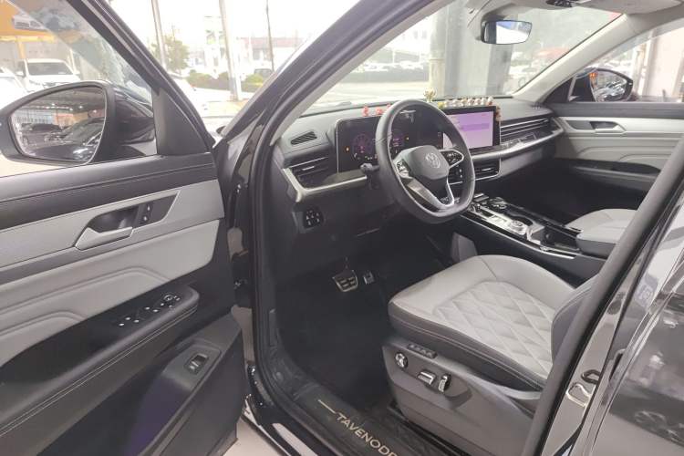 Used Volkswagen Tavendor 2024 380TSI All-Wheel Drive R-Line Cruise Edition Driver Seat