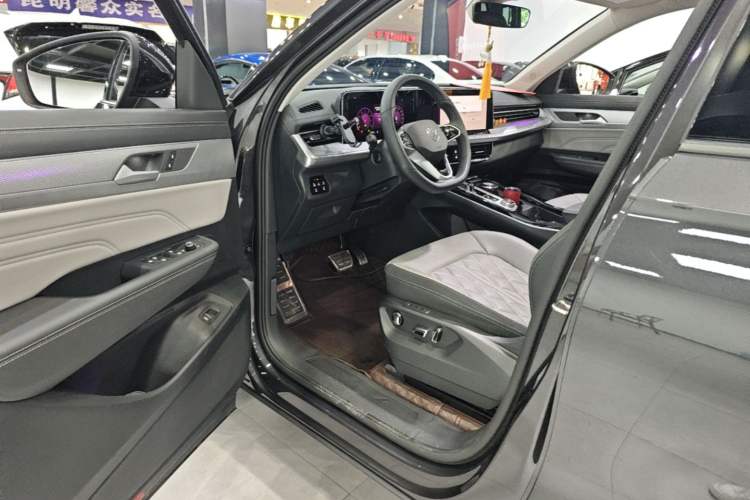 Used Volkswagen Tavendor 2024 380TSI All-Wheel-Drive R-Line Cruise Premium Edition Driver Seat