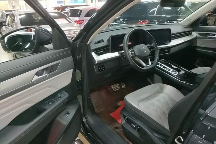 Used Volkswagen Tavendor 2024 380TSI All-Wheel Drive R-Line Cruise Edition Driver Seat