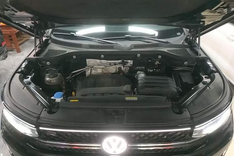 Used Volkswagen Tavendor 2024 380TSI All-Wheel Drive R-Line Cruise Edition Engine Bay