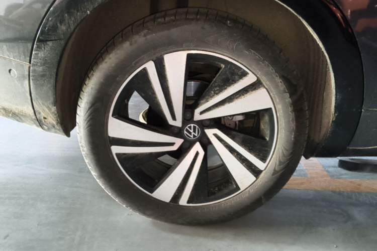 Used Volkswagen Tavendor 2024 380TSI All-Wheel Drive R-Line Cruise Edition Exterior 2