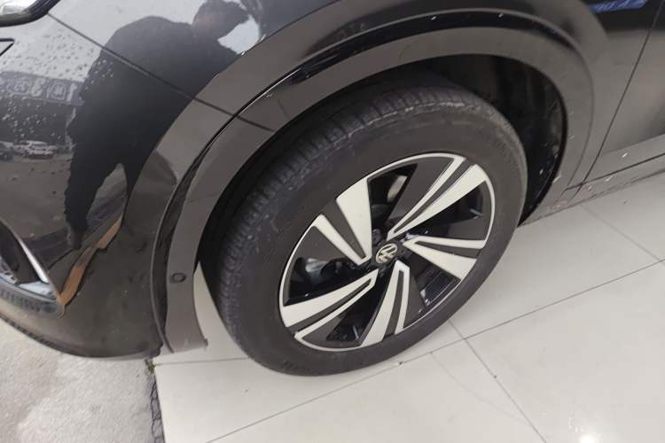 Used Volkswagen Tavendor 2024 380TSI All-Wheel Drive R-Line Cruise Edition Exterior 4