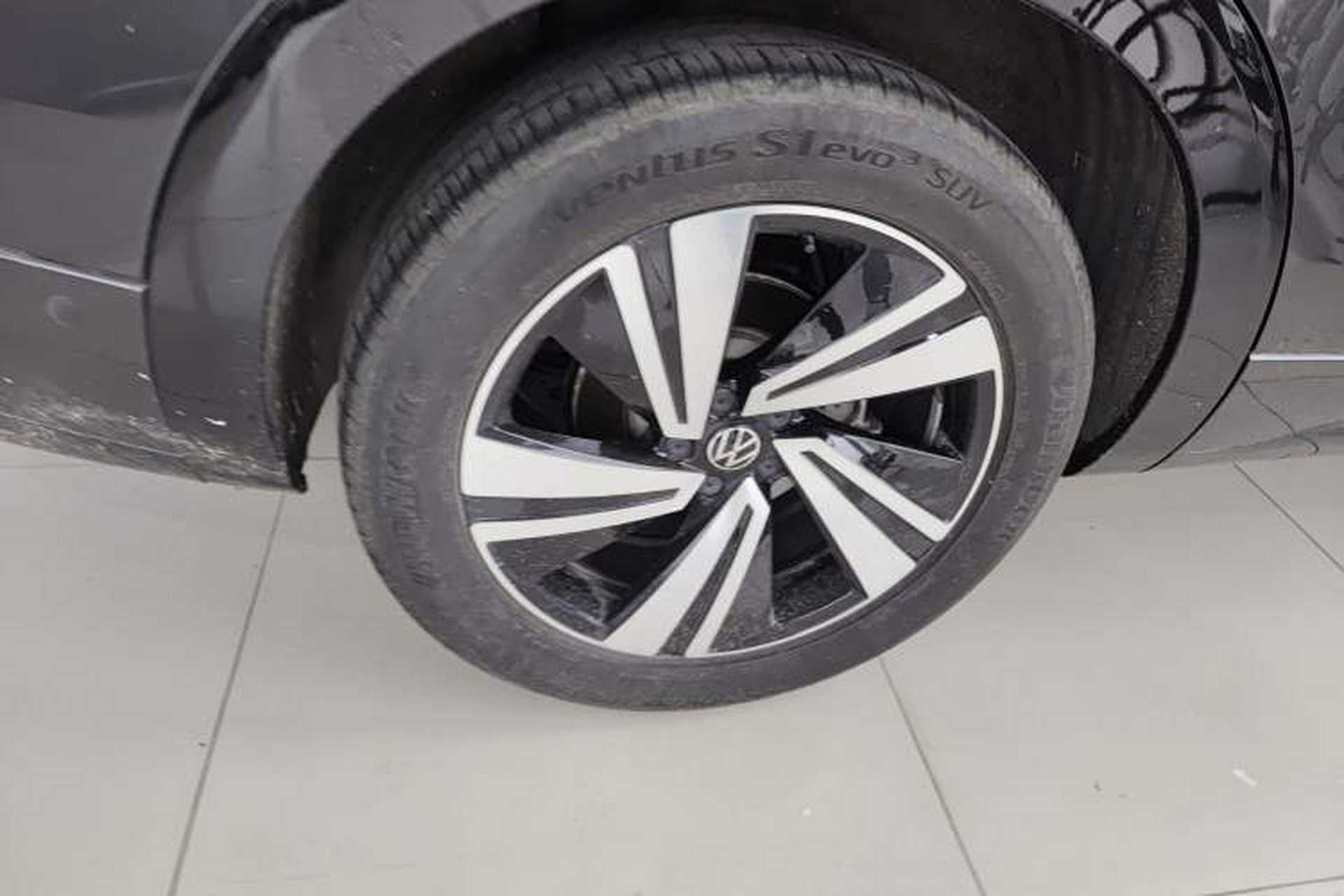 Used Volkswagen Tavendor 2024 380TSI All-Wheel Drive R-Line Cruise Edition Exterior 5