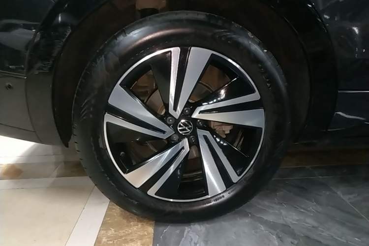 Used Volkswagen Tavendor 2024 380TSI All-Wheel Drive R-Line Cruise Edition Exterior 5