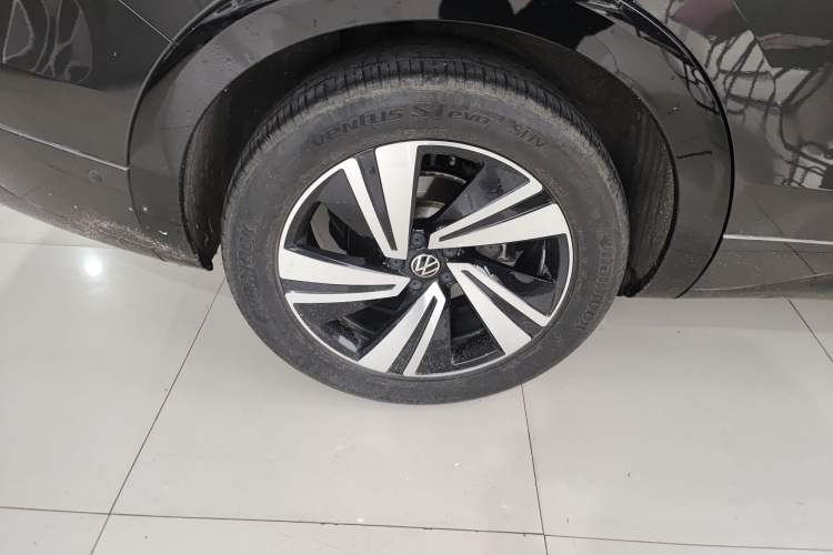 Used Volkswagen Tavendor 2024 380TSI All-Wheel Drive R-Line Cruise Edition Exterior 5