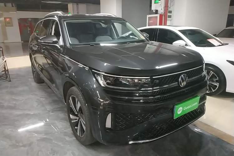 Used Volkswagen Tavendor 2024 380TSI All-Wheel Drive R-Line Cruise Edition Front Right 45 Deg