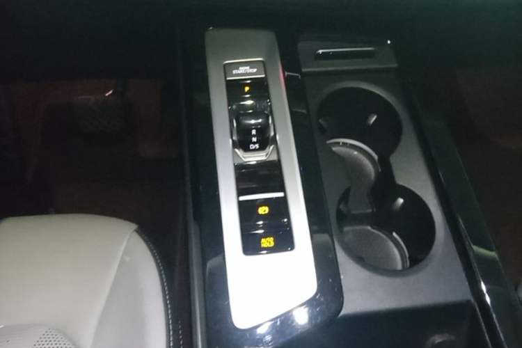 Used Volkswagen Tavendor 2024 330TSI Luxury Touring Edition Gear Lever