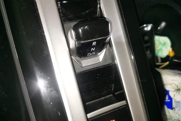 Used Volkswagen Tavendor 2024 380TSI All-Wheel-Drive R-Line Journey Shared Enjoyment Model Gear Lever