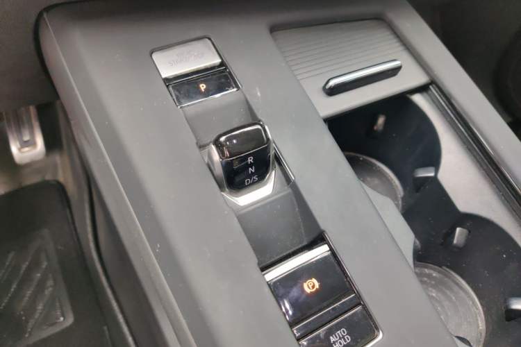 Used Volkswagen Tavendor 2024 380TSI All-Wheel-Drive R-Line Cruise Premium Edition Gear Lever