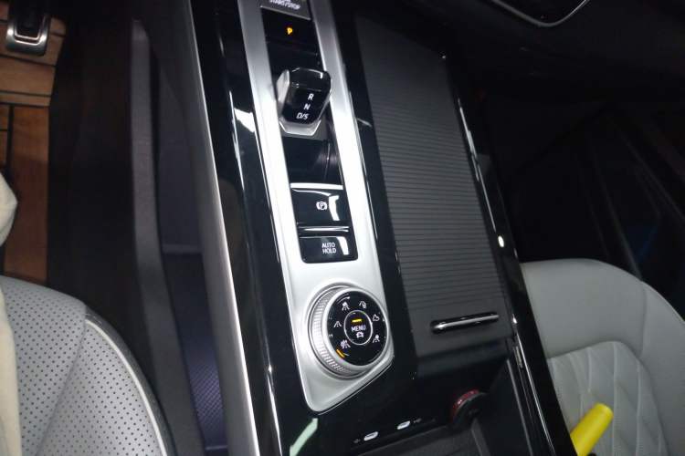 Used Volkswagen Tavendor 2024 380TSI All-Wheel Drive R-Line Cruise Edition Gear Lever