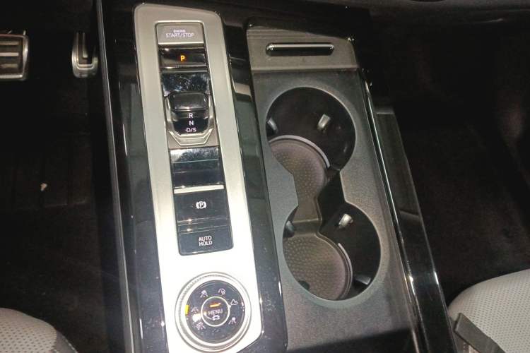 Used Volkswagen Tavendor 2024 380TSI All-Wheel Drive R-Line Cruise Edition Gear Lever