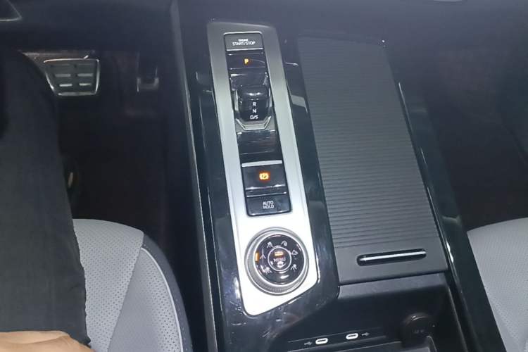 Used Volkswagen Tavendor 2024 380TSI All-Wheel-Drive R-Line Journey Shared Enjoyment Model Gear Lever