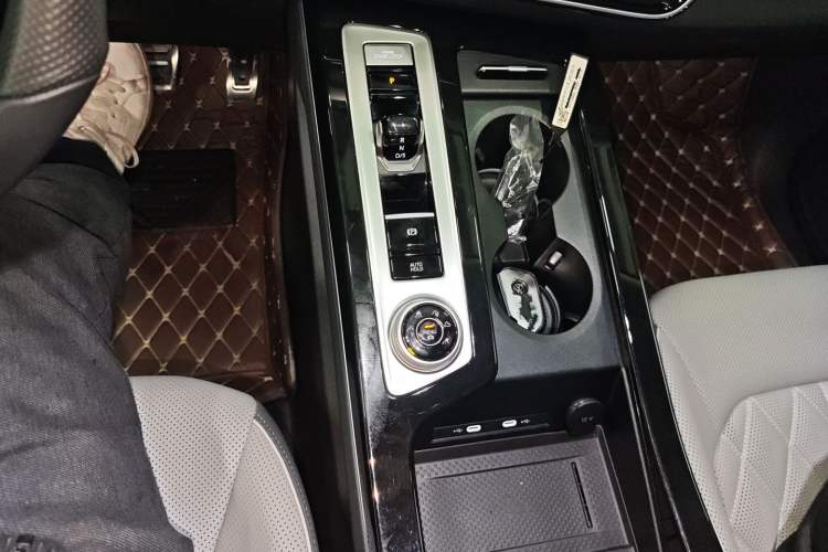 Used Volkswagen Tavendor 2024 380TSI All-Wheel-Drive R-Line Cruise Premium Edition Gear Lever