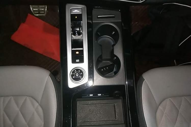 Used Volkswagen Tavendor 2024 380TSI All-Wheel Drive R-Line Cruise Edition Gear Lever