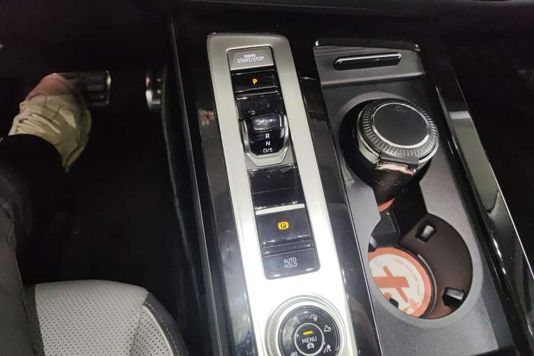 Used Volkswagen Tavendor 2024 380TSI All-Wheel Drive R-Line Cruise Edition Gear Lever