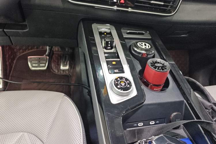 Used Volkswagen Tavendor 2024 380TSI All-Wheel-Drive R-Line Cruise Premium Edition Gear Lever