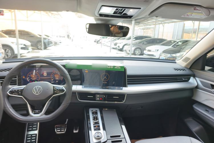 Used Volkswagen Tavendor 2024 380TSI All-Wheel-Drive R-Line Journey Shared Enjoyment Model Interior 1