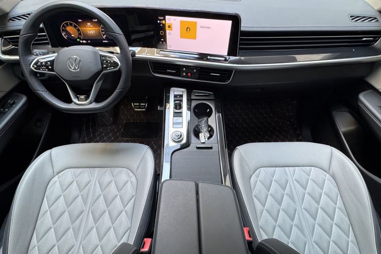 Used Volkswagen Tavendor 2024 380TSI All-Wheel-Drive R-Line Cruise Premium Edition Interior 1