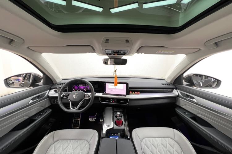Used Volkswagen Tavendor 2024 380TSI All-Wheel-Drive R-Line Cruise Premium Edition Interior 1