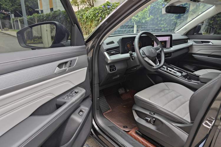 Used Volkswagen Tavendor 2024 330TSI Luxury Touring Edition Interior 2
