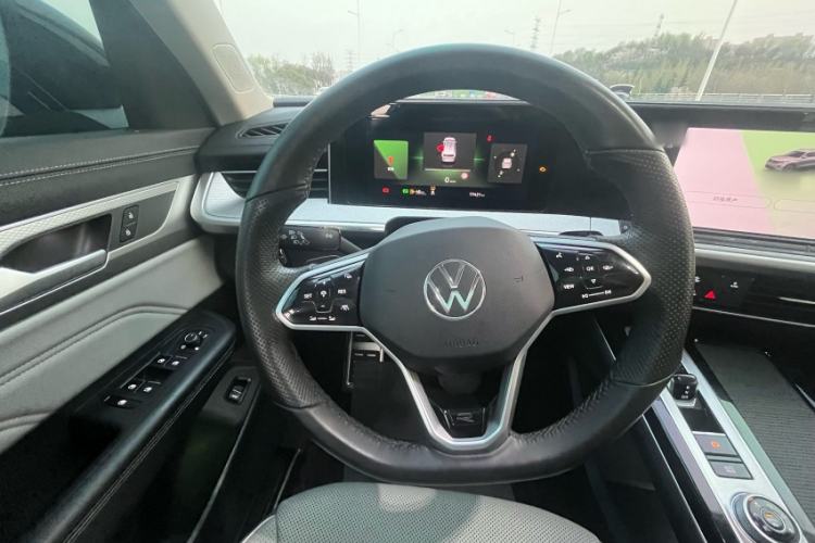 Used Volkswagen Tavendor 2024 380TSI All-Wheel Drive R-Line Cruise Edition Interior 2
