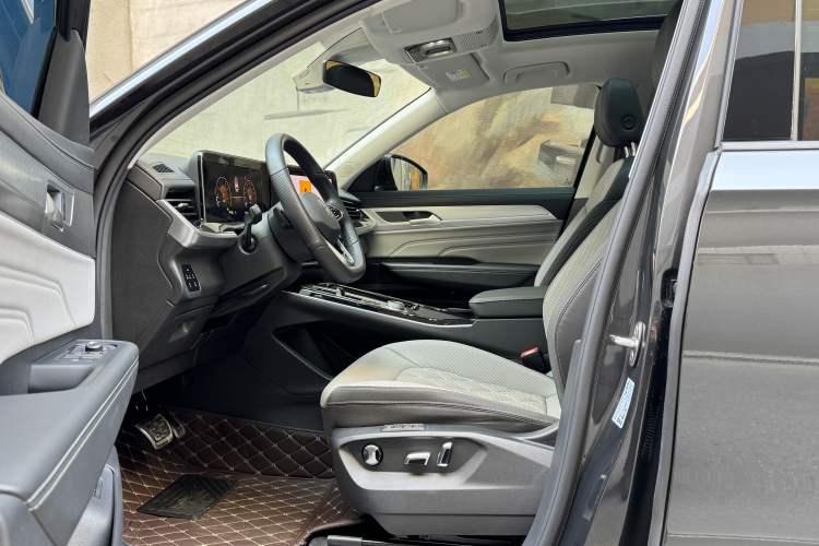 Used Volkswagen Tavendor 2024 380TSI All-Wheel-Drive R-Line Cruise Premium Edition Interior 2