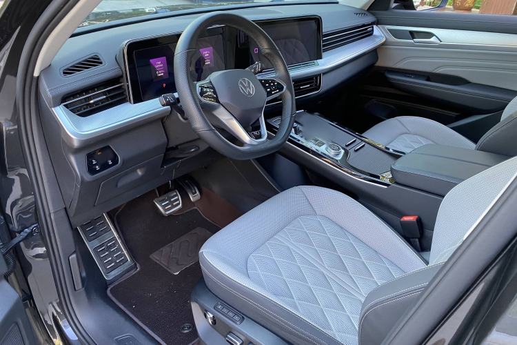 Used Volkswagen Tavendor 2024 380TSI All-Wheel Drive R-Line Cruise Edition Interior 2