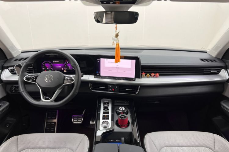Used Volkswagen Tavendor 2024 380TSI All-Wheel-Drive R-Line Cruise Premium Edition Interior 2