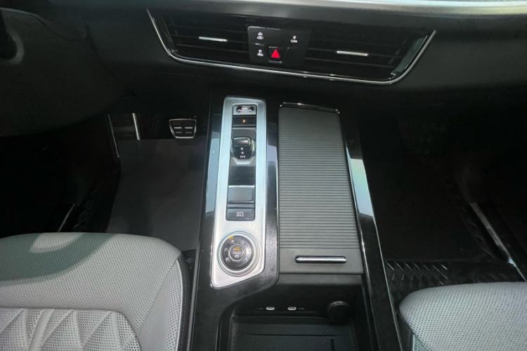 Used Volkswagen Tavendor 2024 380TSI All-Wheel Drive R-Line Cruise Edition Interior 3
