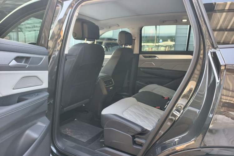 Used Volkswagen Tavendor 2024 380TSI All-Wheel-Drive R-Line Journey Shared Enjoyment Model Interior 3