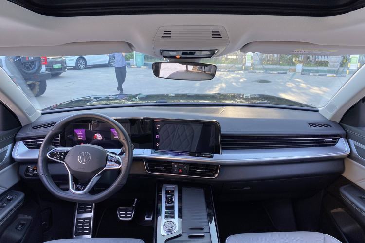 Used Volkswagen Tavendor 2024 380TSI All-Wheel Drive R-Line Cruise Edition Interior 3