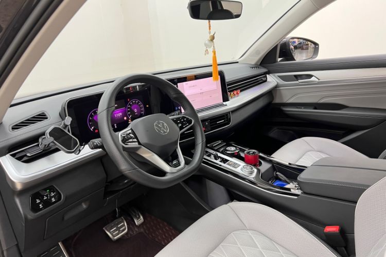 Used Volkswagen Tavendor 2024 380TSI All-Wheel-Drive R-Line Cruise Premium Edition Interior 3