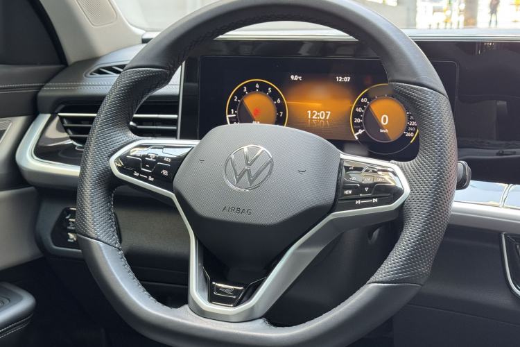 Used Volkswagen Tavendor 2024 380TSI All-Wheel-Drive R-Line Cruise Premium Edition Interior 4