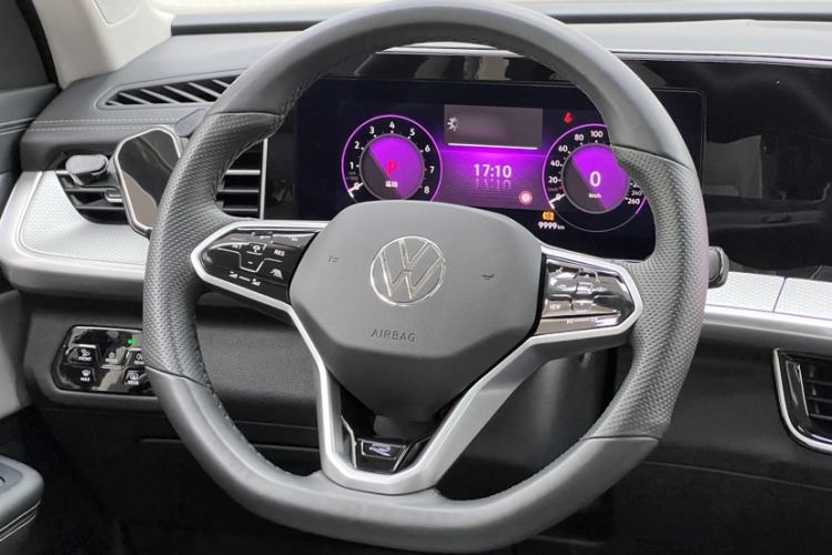 Used Volkswagen Tavendor 2024 380TSI All-Wheel-Drive R-Line Cruise Premium Edition Interior 5