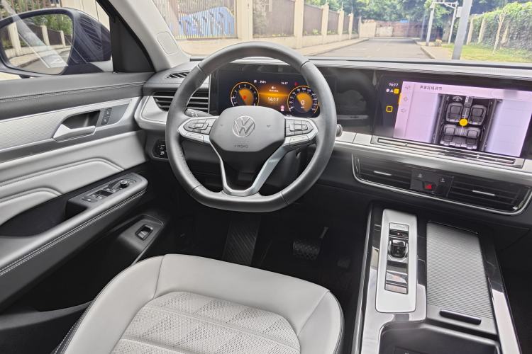 Used Volkswagen Tavendor 2024 330TSI Luxury Touring Edition Interior 6