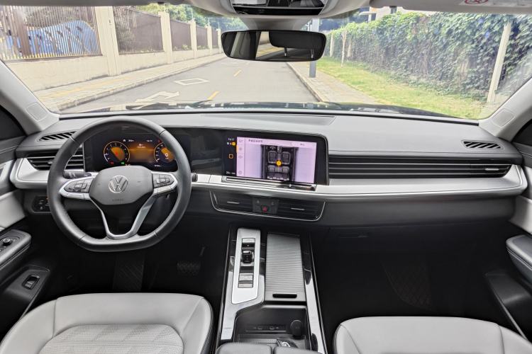 Used Volkswagen Tavendor 2024 330TSI Luxury Touring Edition Interior 7
