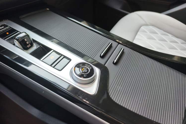Used Volkswagen Tavendor 2024 380TSI All-Wheel-Drive R-Line Journey Shared Enjoyment Model Interior 7