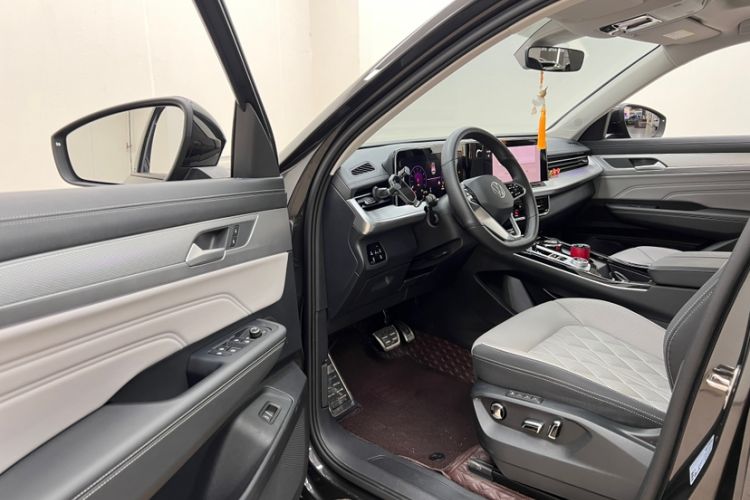Used Volkswagen Tavendor 2024 380TSI All-Wheel-Drive R-Line Cruise Premium Edition Interior 7