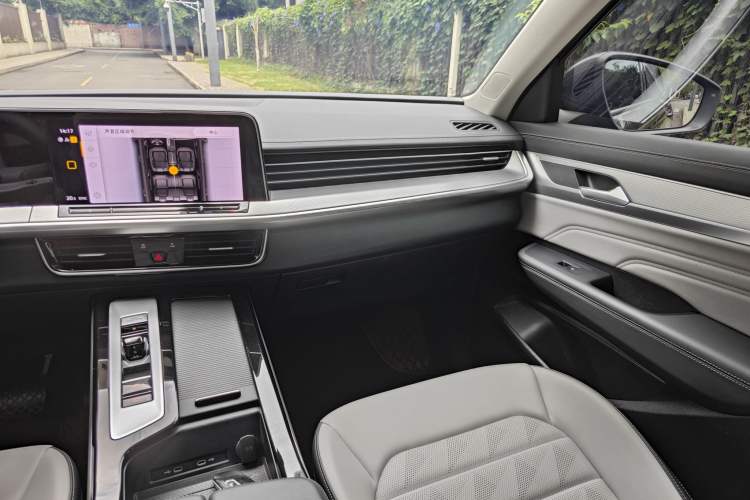 Used Volkswagen Tavendor 2024 330TSI Luxury Touring Edition Interior 8