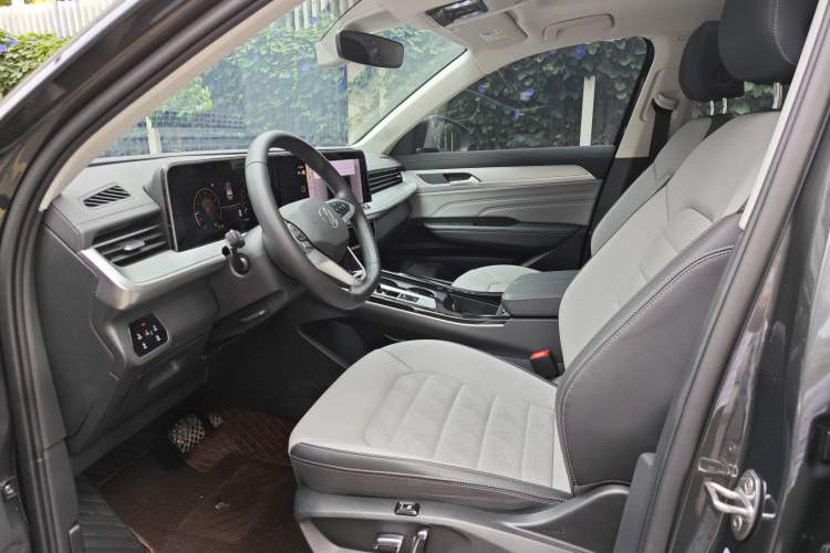 Used Volkswagen Tavendor 2024 330TSI Luxury Touring Edition Left Front Seat