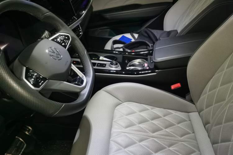 Used Volkswagen Tavendor 2024 380TSI All-Wheel-Drive R-Line Journey Shared Enjoyment Model Left Front Seat