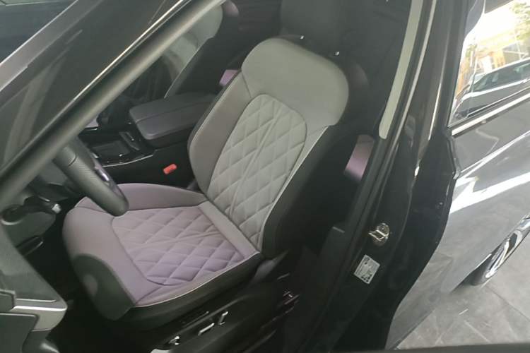 Used Volkswagen Tavendor 2024 380TSI All-Wheel-Drive R-Line Journey Shared Enjoyment Model Left Front Seat