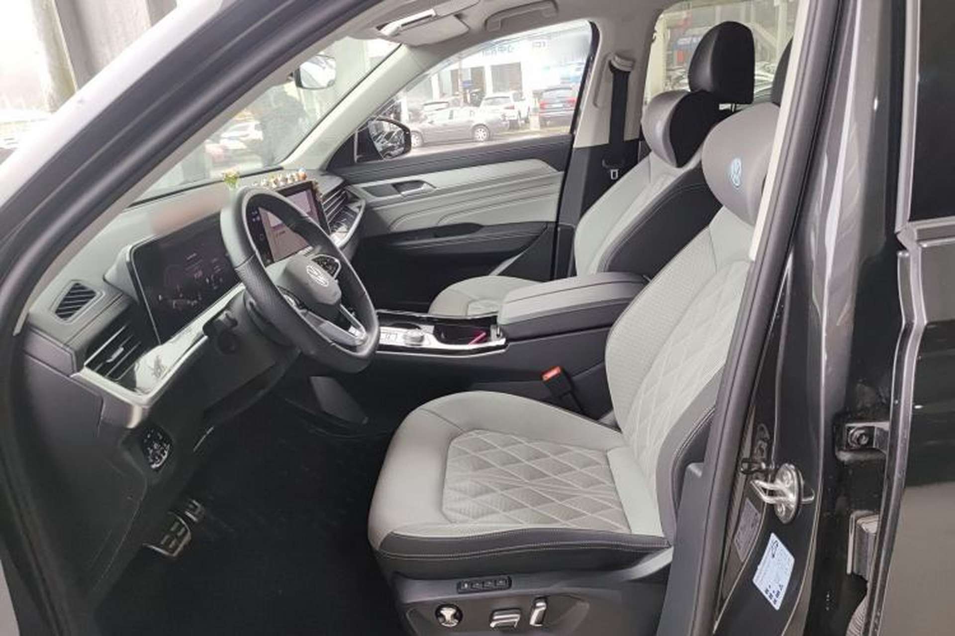 Used Volkswagen Tavendor 2024 380TSI All-Wheel Drive R-Line Cruise Edition Left Front Seat