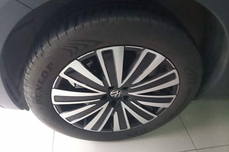 Used Volkswagen Tavendor 2024 330TSI Luxury Touring Edition Left Front Wheel Hub