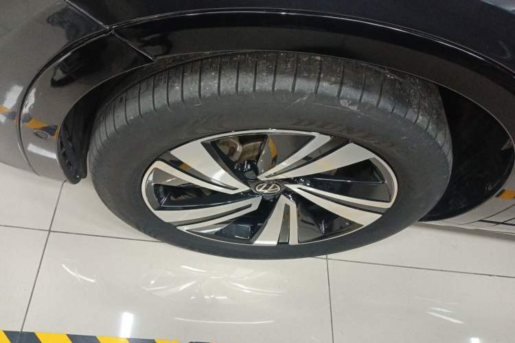 Used Volkswagen Tavendor 2024 380TSI All-Wheel Drive R-Line Cruise Edition Left Front Wheel Hub